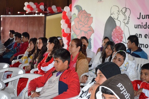 Orienta DIF Bahía a Estudiantes Sobre el Amor