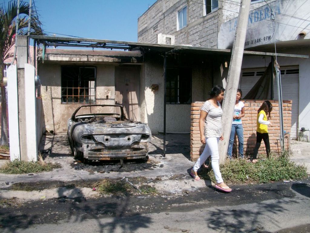 Carro Bomba Inservible, no Pudieron Apagar Auto en Valle Dorado