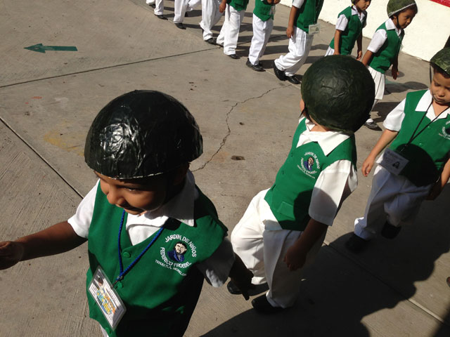 Niños de kínder celebran al Ejército con simulacro de balacera