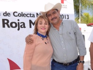 Festeja Rafa Trabajando el Cumpleaños de su Esposa