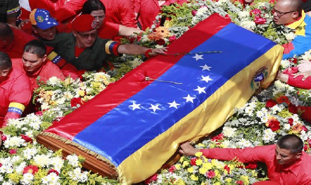 Maduro firma como presidente encargado de Venezuela