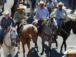 Participa Pueblo y Gobierno en Colorido Desfile