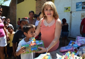 Atendió Cuquita Gómez a Los Más Pobres en San Pancho