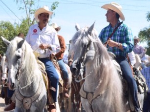 Asiste Rafa Cervantes a Cabalgata con el Gobernador