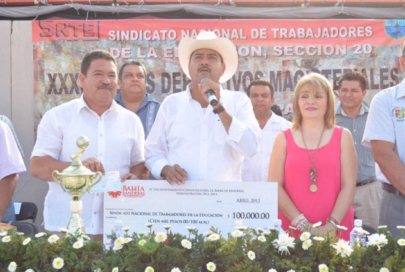 Reconocen Maestros a Rafa Cervantes