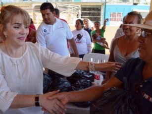 Festeja Cuquita Gómez a Niños en Punta de Mita