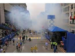 Despliegan vehículos de lucha contraterrorista tras explosión en maratón de Boston