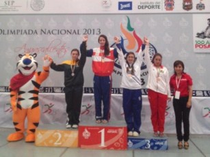 Felicita Rafa Cervantes a Coral Dueñas por Medalla de Bronce en Taekwondo
