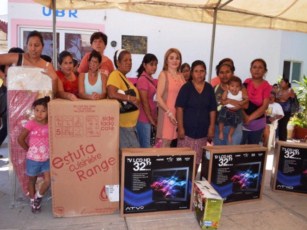 Entregan Regalos a Mamás Ganadoras en Festivales