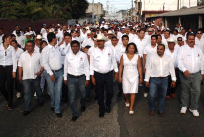 Desfila Rafa Cervantes con los Trabajadores de Bahía