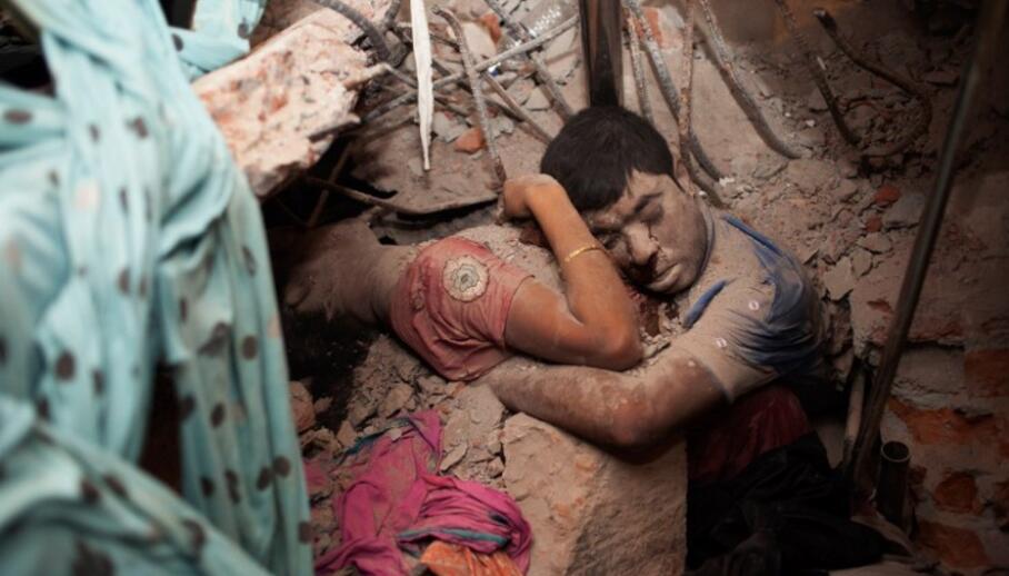 Imagen de Bangladesh conmueve al mundo; la abraza y llora sangre
