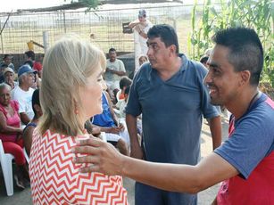 Entrega Cuquita Gómez Láminas de Cartón a Vecinos de San José