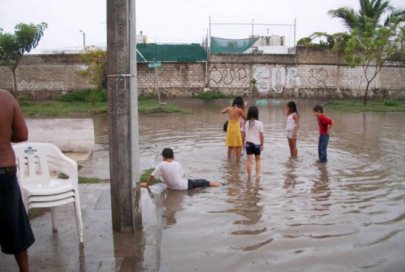Atiende Protección Civil Reclamo de Vecinos Por Atascamiento de Agua