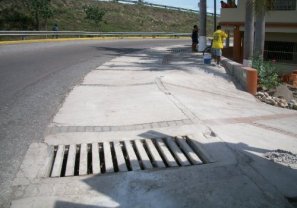 Rejillas de Alcantarillas del Hotel Palma Real Ponen en Riesgo la Vida de Ciclistas