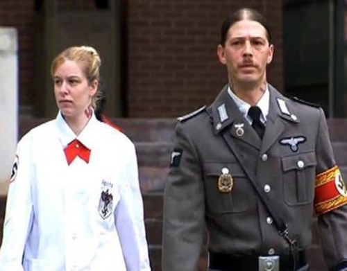 Padre vestido de Nazi Asiste a Corte de EU Por Custodia de su Hijo