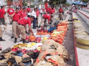 Donan Equipo a Protección Civil Municipal de Bahía