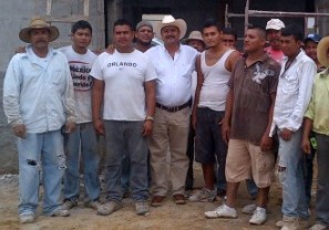 Visita Rafa Cervantes a Trabajadores de Refugio de Amor