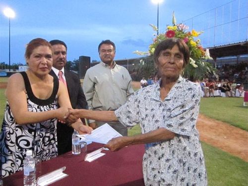 Abuela de 79 años termina primaria en un solo día