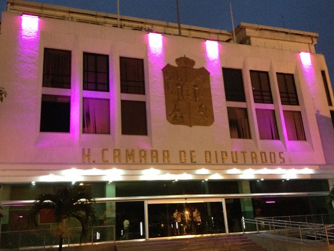 Mujeres indígenas se sacan sangre y la arrojan al Congreso