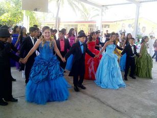 Felices Padres de Familia al Ver a sus Hijos Egresar de su Escuela