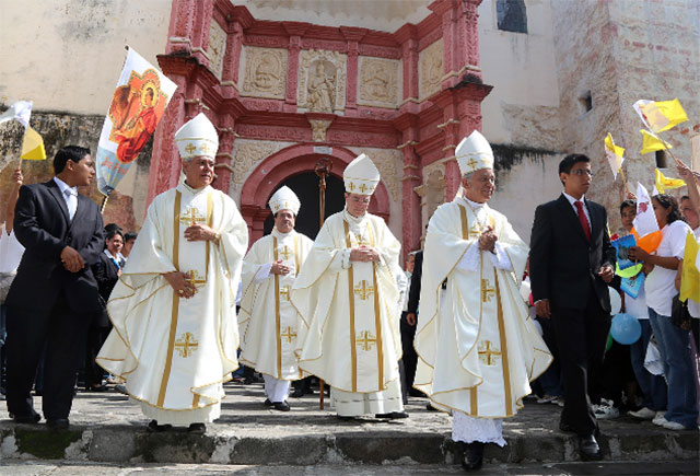Llaman obispo y nuncio apostólico a jóvenes a alejarse de la violencia