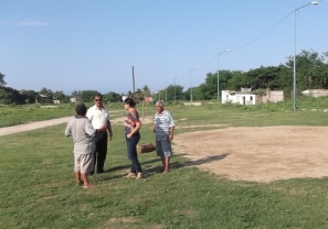 Mantiene Emilio con Vida Improvisada Cancha Deportiva en Paraíso del Indio