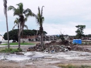 Lavan Trompos de Cemento en Predio en Construcción de Palma de Real