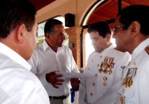 Rafa Cervantes da Bienvenida a Vicealmirante Alberto Castillo