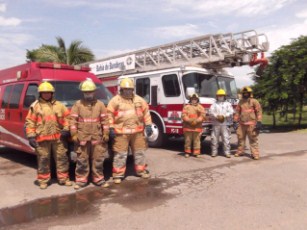 Reconoce Rafael Cervantes a Bomberos de Bahía