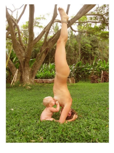 Madre que haciendo yoga amamantó a su bebé confirma: la foto es real