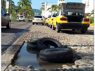 Taxistas del Sitio 25 Exigen Reparar Boquete en Avenida de Ingreso
