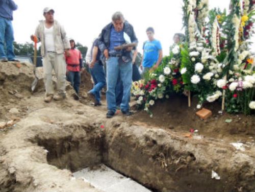 Desde puente lanzan vivo a niño plagiado