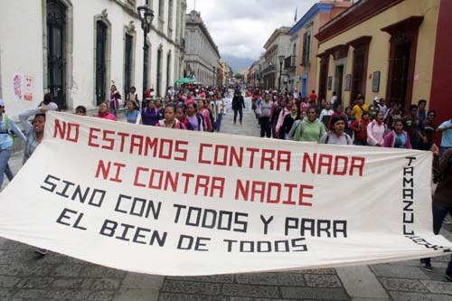 Apoyan normalistas a maestros y padres de familia amagan con ayuno