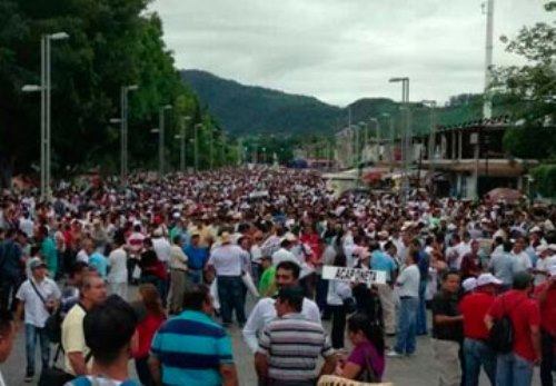 Maestros marchan en estados