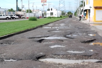 Por Presión de Vecinos de Valle Dorado se Inició Reparación de Calle