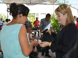 Entrega Cuquita Gómez Credenciales de Discapacitados