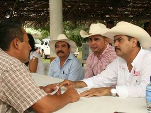 Presidente Municipal se Compromete con la Emilio M. González