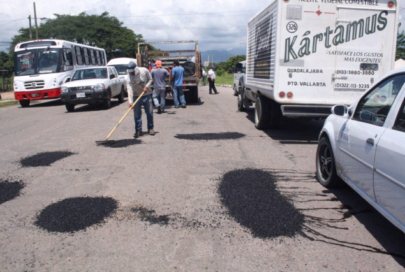 Inician “Bacheo” en Carretera de San José a Valle de Banderas