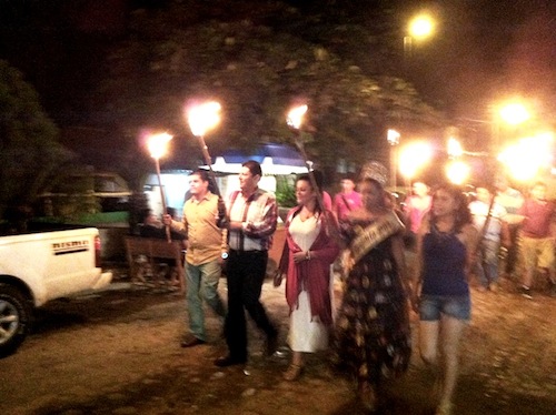 Con Antorchas y Luces Multicolores Grito de Independencia en Sayulita