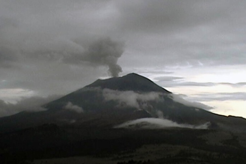 Presenta Popocatépetl 32 exhalaciones y una columna de 2 km