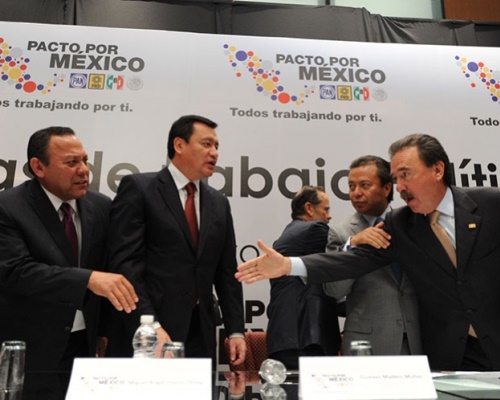 César Camacho asume presidencia del Pacto por México