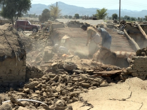 Aumenta a 328 la cifra de muertos por sismo en Pakistán