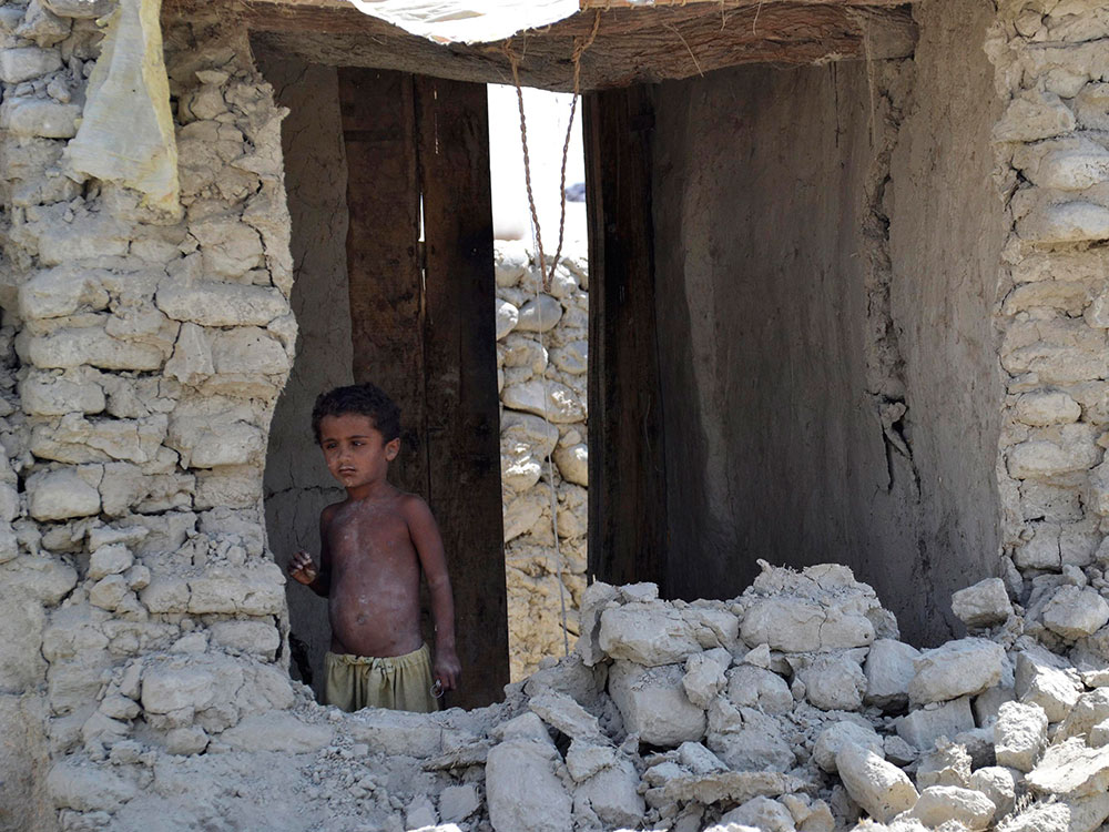 Suman más de 350 fallecidos tras sismo en Pakistán