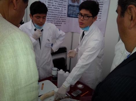 Presentan estudiantes zapotecas proyecto para elaborar plástico ecológico