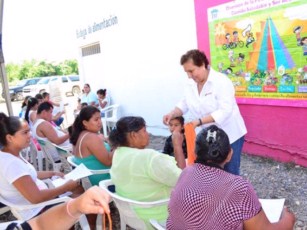 Capacita Cuquita Gómez a Padres en Hábitos Alimenticios