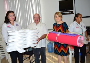 Visita Cuquita Gómez a Adultos Mayores de Valle Dorado