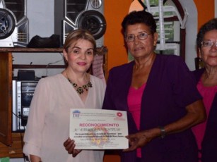 Atiende Cuquita Gómez a Adultos Mayores en San Juan