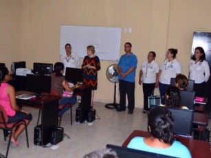 Inaugura Cuquita Gómez Curso de Computación en San Juan de Abajo
