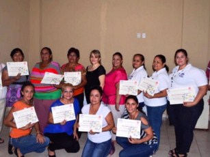 Capacita Cuquita Gómez a Personal del DIF Bahía