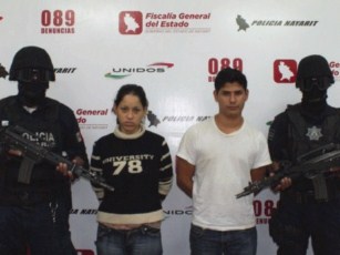 Pareja de Ladrones Caen con Tarjeta Robada